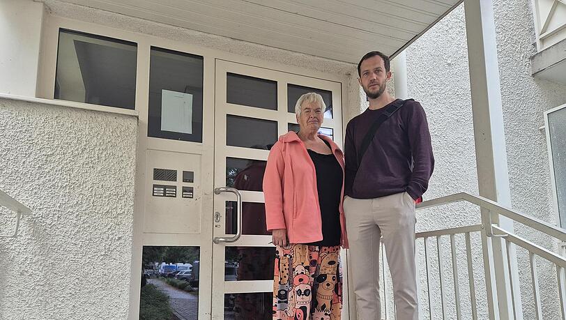 Annemarie Wagner und Theo Glauch vor dem Wohnhaus der 78-Jährigen am Harthof.