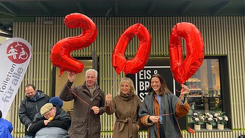 Sozialministerin Ulrike Scharf (M.) feiert die Er&ouml;ffnung der deutschlandweit 200. &bdquo;Toilette f&uuml;r alle&ldquo; am Elisabethmarkt mit. Sie ist neben dem Eis & Brot-Standl an der Arcisstra&szlig;e zu finden.