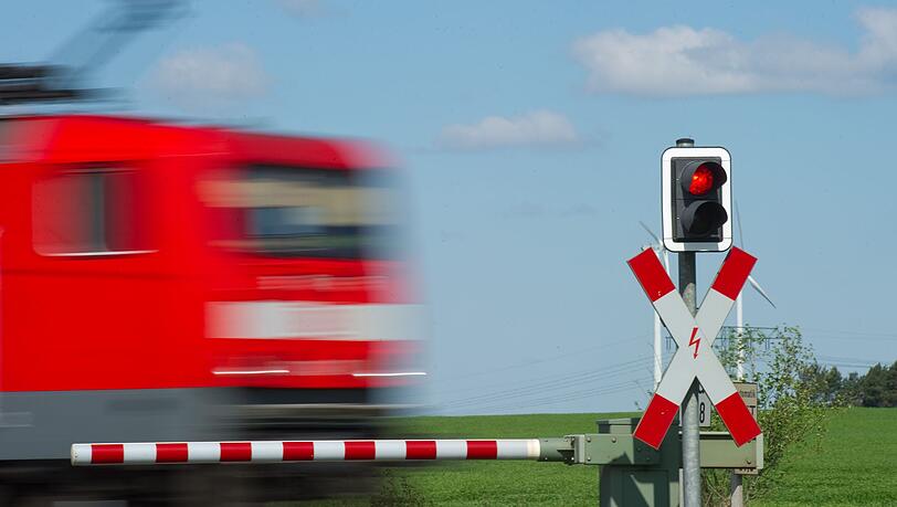 An einem Bahnübergang ist ein Zug mit einem Auto kollidiert. (Symbolbild) An einem Bahnübergang ist ein Zug mit einem Auto kollidiert. (Symbolbild)
