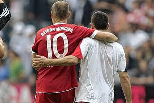 Gute Freunde kann niemand trennen - außer vielleicht das Geld. Arjen Robben (li.) wäre froh, wenn Franck Ribéry ein Bayer bleibt.