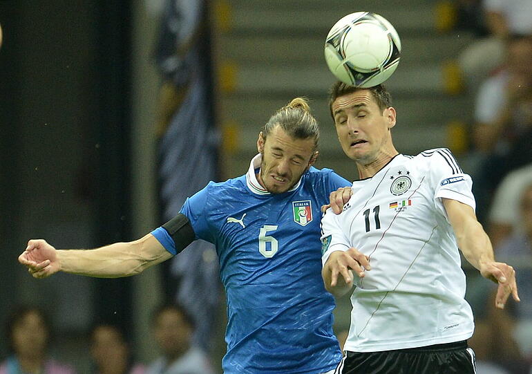 Moraoslav Klose im Kopfball-Duell mit Baltzaretti.