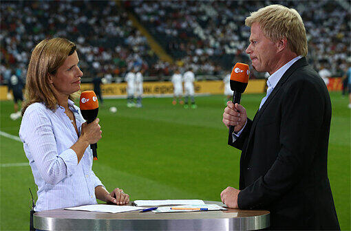 Am ZDF-Analysetresen: Ex-Torhüter Oliver Kahn mit Moderatorin Katrin Müller-Hohenstein.