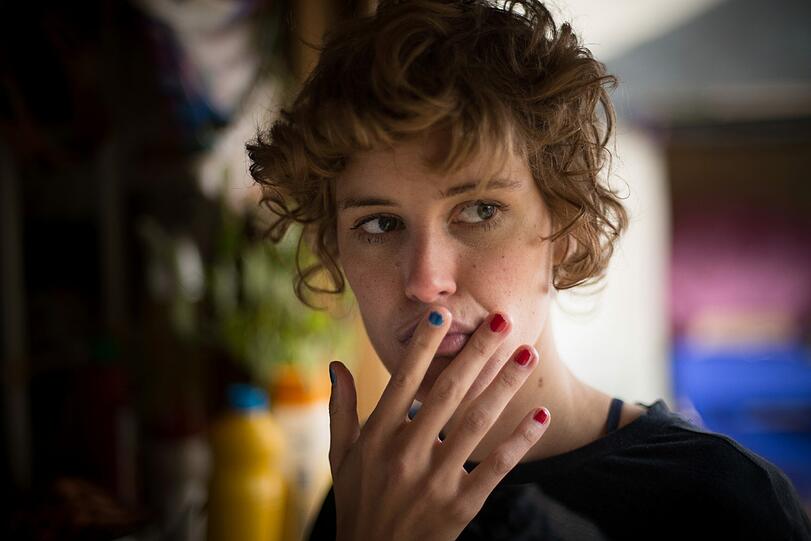 Helen (Carla Juri) überprüft ihren Muschigeruch &ndash; leicht und betörend sollte er sein.
