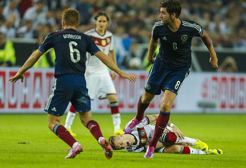 Marco Reus knickte um, ging sofort zu Boden.