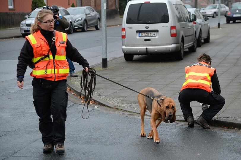 Bei der Suche nach dem Supermarkt-Schützen aus Hannover setzt die Polizei Spürhunde ein.