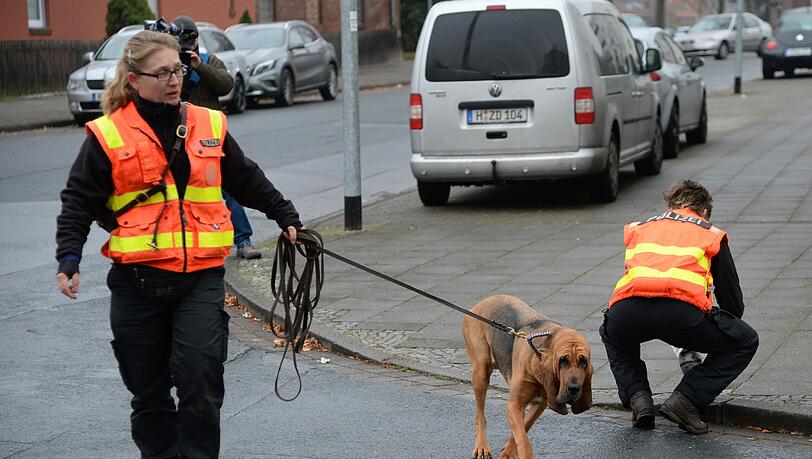 Bei der Suche nach dem Supermarkt-Schützen aus Hannover setzt die Polizei Spürhunde ein. Bei der Suche nach dem Supermarkt-Schützen aus Hannover setzt die Polizei Spürhunde ein.