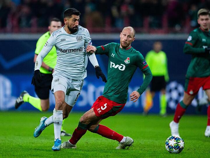 Leverkusens Kerem Demirbay (l) versucht an Moskaus Benedikt Höwedes vorbeizuziehen.