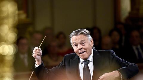 Mariss Jansons dirigiert ein Konzert. Foto: Herbert Neubauer/APA/dpa