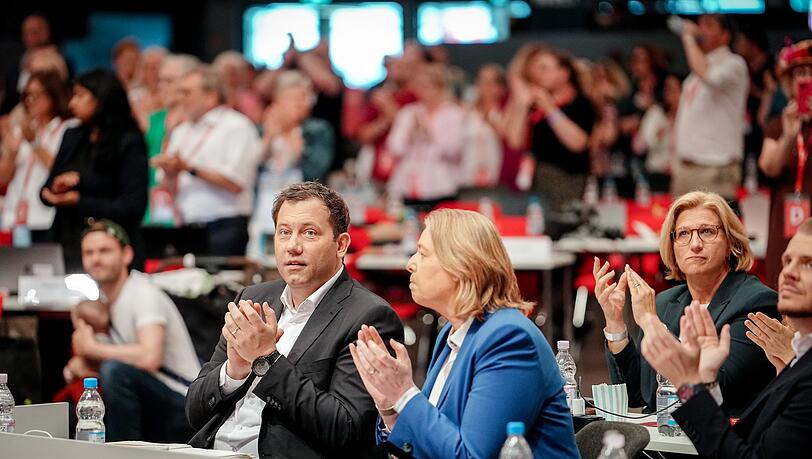 Die SPD-Vorsitzenden Klingbeil und Bas applaudieren beim Parteitag nach der Abstimmung über die Vorbereitung eines AfD-Verbotsverfahrens. Die SPD-Vorsitzenden Klingbeil und Bas applaudieren beim Parteitag nach der Abstimmung über die Vorbereitung eines AfD-Verbotsverfahrens.