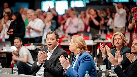 Die SPD-Vorsitzenden Klingbeil und Bas applaudieren beim Parteitag nach der Abstimmung über die Vorbereitung eines AfD-Verbotsverfahrens.