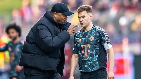 Für Trainer Vincent Kompany (l) ist Joshua Kimmich während der Spiele ein zentraler Ansprechpartner.