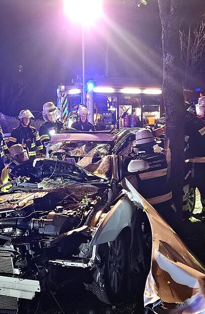 Der Fahrer (22) war im Auto eingeklemmt nach dem Unfall. Der Fahrer (22) war im Auto eingeklemmt nach dem Unfall.