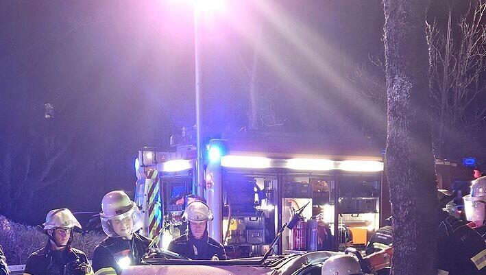 Der Fahrer (22) war im Auto eingeklemmt nach dem Unfall. Der Fahrer (22) war im Auto eingeklemmt nach dem Unfall.