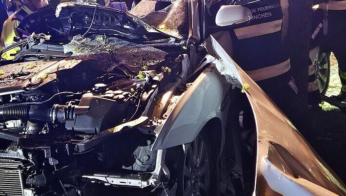 Der Fahrer (22) war im Auto eingeklemmt nach dem Unfall.