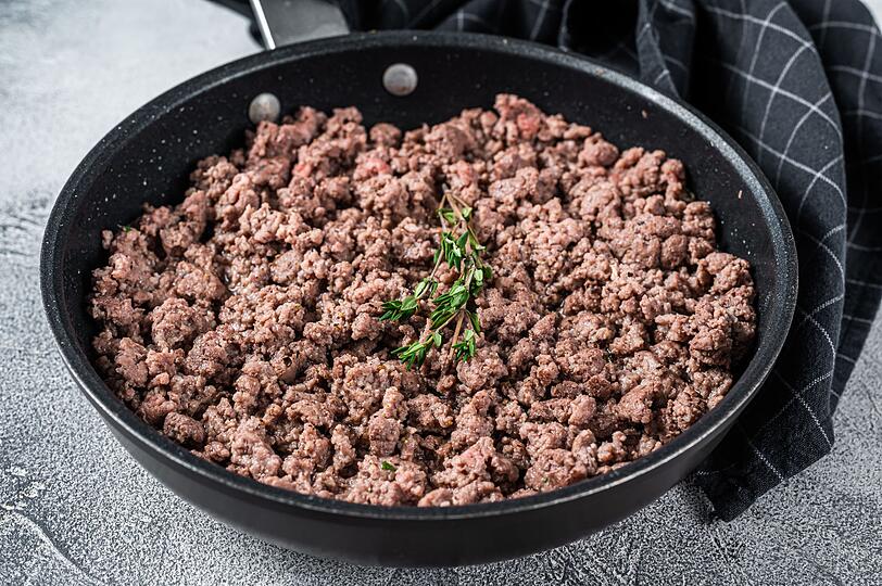 Diese aromatische Hackpfanne bringt die süß-würzigen Aromen der mongolisch inspirierten Küche auf den Tisch. Erhitzen Sie dazu einen Esslöffel Sesamöl in einer großen Pfanne oder einem Wok. Braten Sie 500 Gramm Rinderhackfleisch bei mittlerer Hitze krümelig an. Wenn das Fleisch Farbe angenommen hat, geben Sie zwei fein gehackte Knoblauchzehen, einen Teelöffel frisch geriebenen Ingwer und den in feine Ringe geschnittenen weißen Teil einer Frühlingszwiebel dazu. Diese aromatische Hackpfanne bringt die süß-würzigen Aromen der mongolisch inspirierten Küche auf den Tisch. Erhitzen Sie dazu einen Esslöffel Sesamöl in einer großen Pfanne oder einem Wok. Braten Sie 500 Gramm Rinderhackfleisch bei mittlerer Hitze krümelig an. Wenn das Fleisch Farbe angenommen hat, geben Sie zwei fein gehackte Knoblauchzehen, einen Teelöffel frisch geriebenen Ingwer und den in feine Ringe geschnittenen weißen Teil einer Frühlingszwiebel dazu.