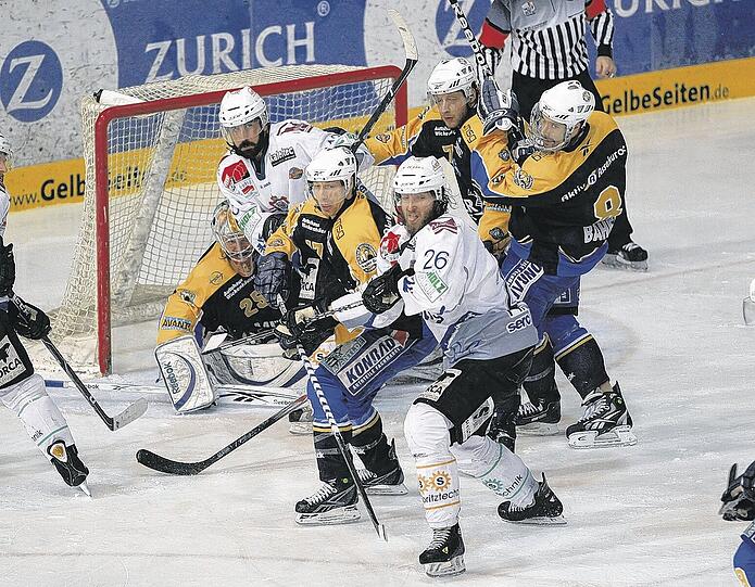 Harter Kampf &ndash; mit dem besseren Ende für den EHC: Die Münchner gewannen auch Spiel 2 der Finalserie gegen Schwenningen und brauchen nur noch einen Sieg zum Titelgewinn.