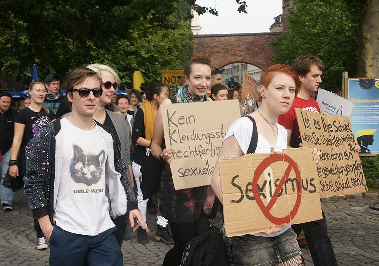 Beim Slutwalk in München haben heute rund 200 Menschen unter dem Motto "Nein heißt Nein" gegen Diskriminierung und Sexismus demonstriert. Sie stellen sich damit gegen sexualisierte Gewalt sowie gegen Vergewaltigungsmythen und -verharmlosungen.