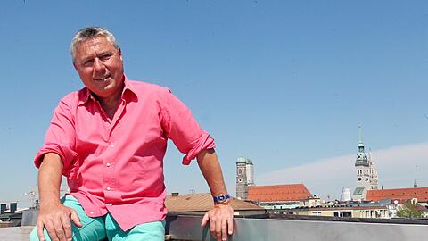 Dietmar Holzapfel auf dem Dach der Deutschen Eiche. Hier hat er einen Panoramablick über die ganze Stadt.