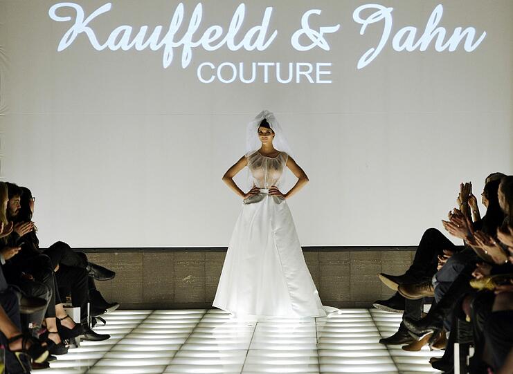 Micaela Schäfer wie man sie kennt: Offenherzig präsentiert sie bei der Modenschau von Kauffeld & Jahn Couture ein extravagantes Braut-Outfit.