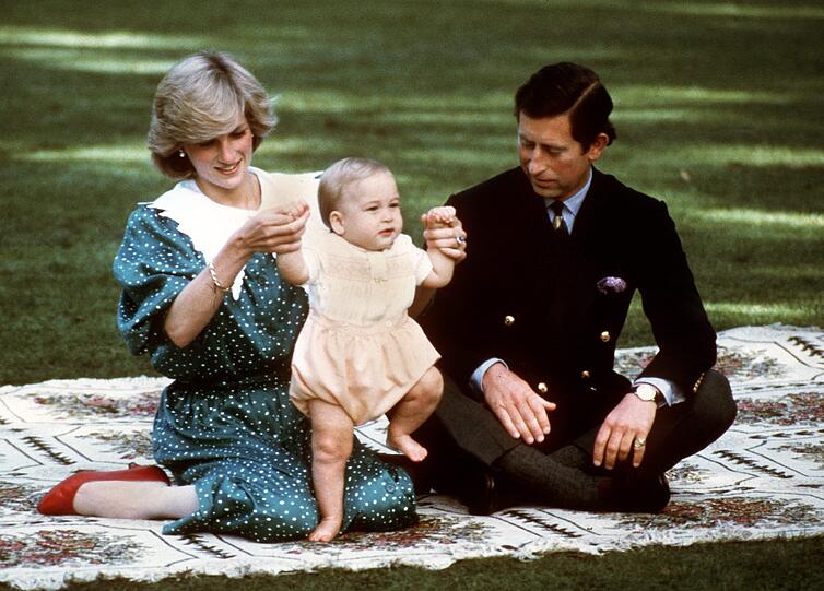Der kleine Harry mit seiner Mutter Diana und Vater Charles.