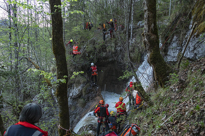 Während Wasserwacht, Polizei und Feuerwehr mit drei Booten Einsatzkräfte von der Seelände über den Königssee zum Anleger an der Königsbach-Mündung brachten, flogen die Helis weitere Retter über den See ans Ostufer.