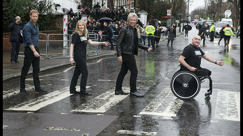 Auf dem berühmten Zebrastreifen der Abbey Road erinnern Prinz Harry und Co. an die Beatles.