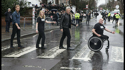 Auf dem berühmten Zebrastreifen der Abbey Road erinnern Prinz Harry und Co. an die Beatles.