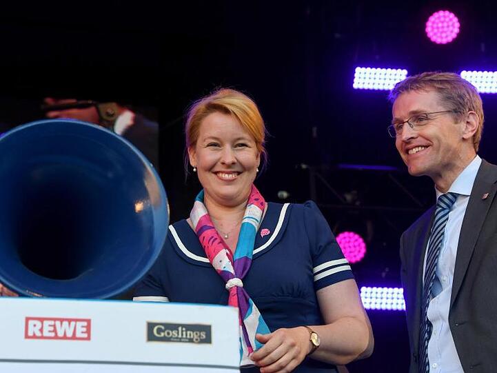 Franziska Giffey (SPD), Bundesministerin für Familie, Senioren, Frauen und Jugend, und Daniel Günther (CDU), Ministerpräsident von Schleswig-Holstein, eröffneten die Kieler Woche offiziell.