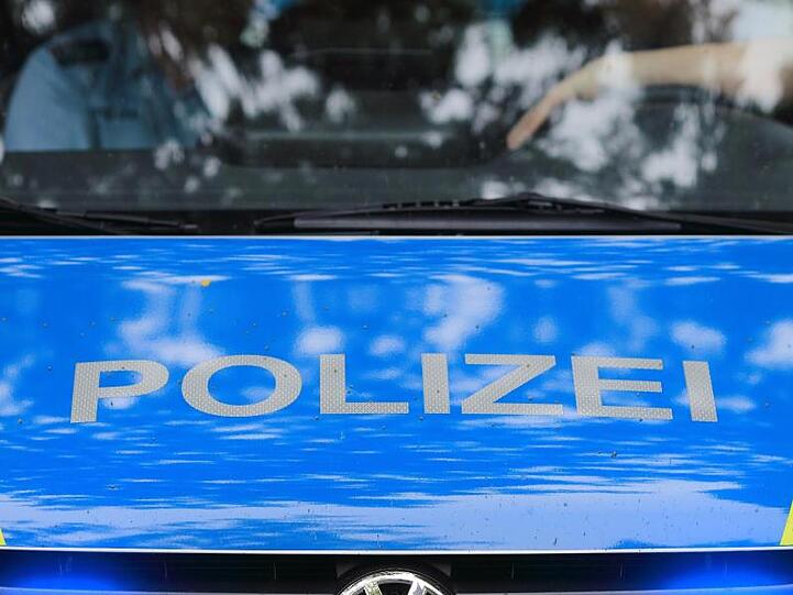 Ein Fahrzeug der Polizei im Einsatz. Wegen des Verdachts des sexuellen Missbrauchs von Kindern hat es im Kreis Lippe drei Festnahmen gegeben.