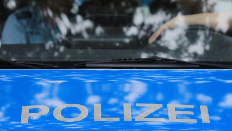 Ein Fahrzeug der Polizei im Einsatz. Wegen des Verdachts des sexuellen Missbrauchs von Kindern hat es im Kreis Lippe drei Festnahmen gegeben. Ein Fahrzeug der Polizei im Einsatz. Wegen des Verdachts des sexuellen Missbrauchs von Kindern hat es im Kreis Lippe drei Festnahmen gegeben.