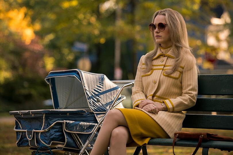 Rachel Brosnahan als Frau, die lernt, ihr Gangsterbraut-Schicksal anzunehmen - auch schießend.