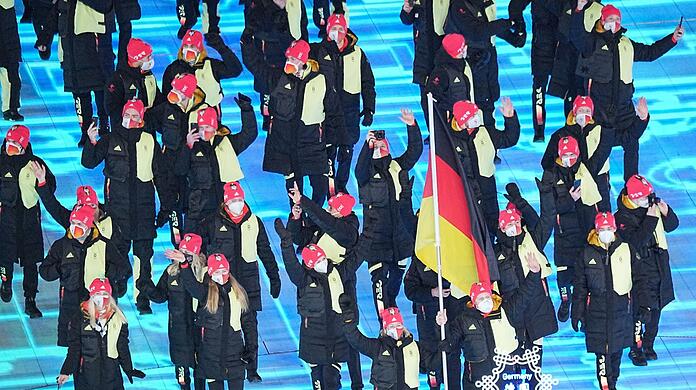 Die Mannschaft aus Deutschland mit den Fahnenträgern Claudia Pechstein und Francesco Friedrich zieht ins Stadion ein.
