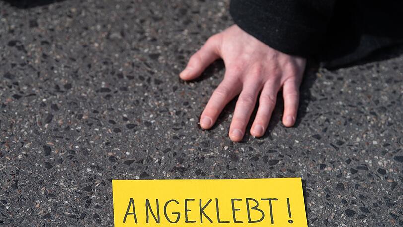 In der Regel kleben sich die Teilnehmer der Protestaktionen an, damit die Räumung länger dauert.