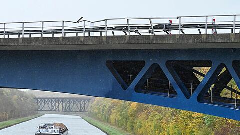 Die Polizei ermittelt die Hintergründe des Unfalls an der Brücke.
