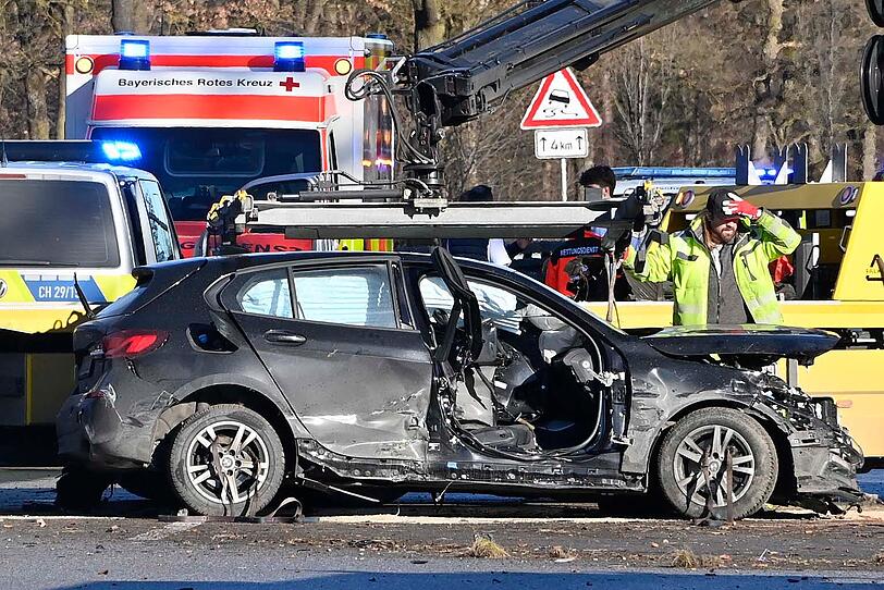 Der 51-j&auml;hrige BMW-Fahrer &uuml;bersah das Stauende und lenkte sein Fahrzeug vor Schreck in die Schutzplanke. Dabei zog sich der M&uuml;nchner schwere Verletzungen zu.