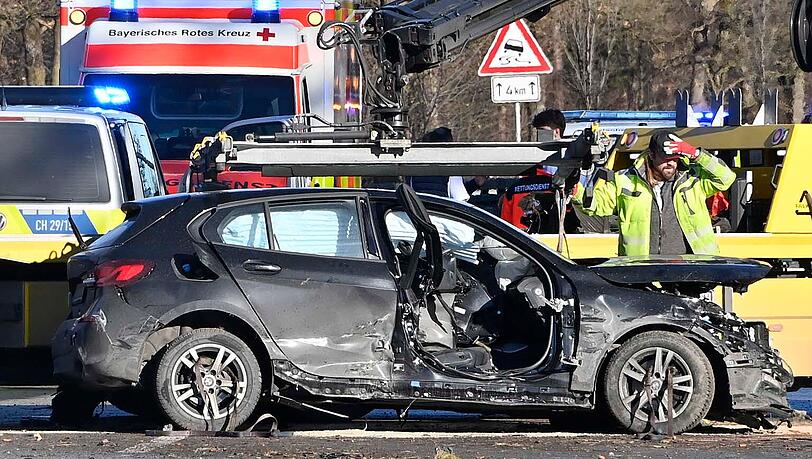 Der 51-j&auml;hrige BMW-Fahrer &uuml;bersah das Stauende und lenkte sein Fahrzeug vor Schreck in die Schutzplanke. Dabei zog sich der M&uuml;nchner schwere Verletzungen zu.