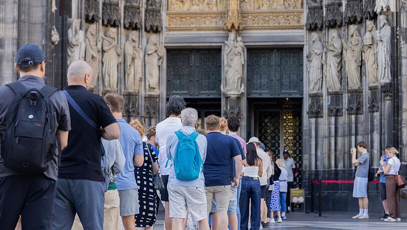 Vor Einlassbeginn bildete sich eine kleine Schlange vor dem Dom-Haupteingang. Vor Einlassbeginn bildete sich eine kleine Schlange vor dem Dom-Haupteingang.