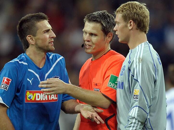 Der Schiedsrichter schlichtet einen Streit zwischen Ibiseviv (l) und Schalke-Torwart Neuer.