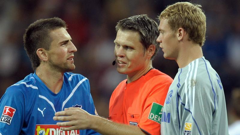 Der Schiedsrichter schlichtet einen Streit zwischen Ibiseviv (l) und Schalke-Torwart Neuer. Der Schiedsrichter schlichtet einen Streit zwischen Ibiseviv (l) und Schalke-Torwart Neuer.