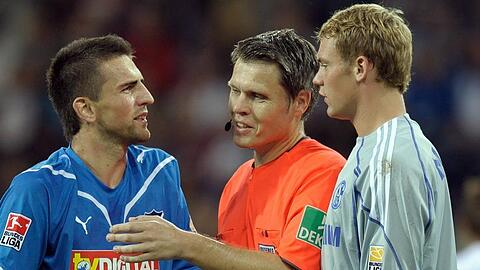 Der Schiedsrichter schlichtet einen Streit zwischen Ibiseviv (l) und Schalke-Torwart Neuer.