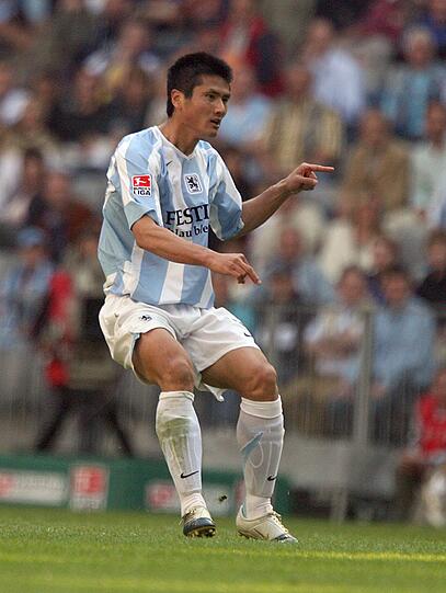In der Saison 2005/2006 wandert das Löwen-Logo in die Mitte. Hier dirigiert Shao seine Mitspieler.