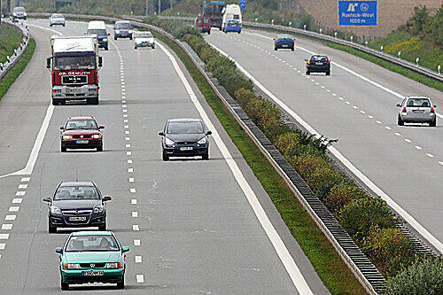 Ein höchst gefährliches Abschleppmanöver hat ein Lastwagenfahrer auf der Autobahn 3 Richtung Nürnberg gewagt. (Symbolbild)
