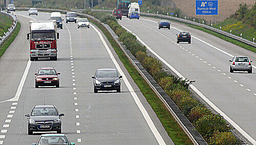 Ein höchst gefährliches Abschleppmanöver hat ein Lastwagenfahrer auf der Autobahn 3 Richtung Nürnberg gewagt. (Symbolbild) Ein höchst gefährliches Abschleppmanöver hat ein Lastwagenfahrer auf der Autobahn 3 Richtung Nürnberg gewagt. (Symbolbild)