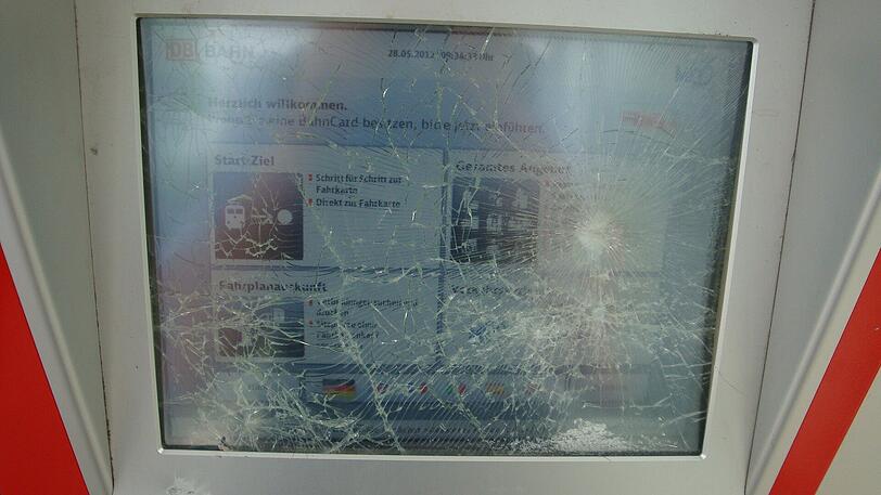 Vandalismus: Eine Gruppe von 20 bis 25 Jugendlichen hat zwischen Dachau und Altomünster einen Schaden von 35 000 Euro angerichtet.