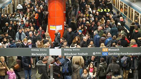 Voller U-Bahnhof: Auf der U3/U6 gibt&rsquo;s Entlastung.
