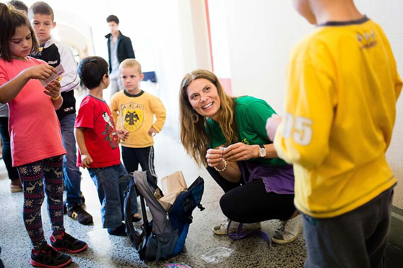 Sarah Wiener hat für Flüchtlinge in Berlin eine Bio-Gemüsesuppe gekocht