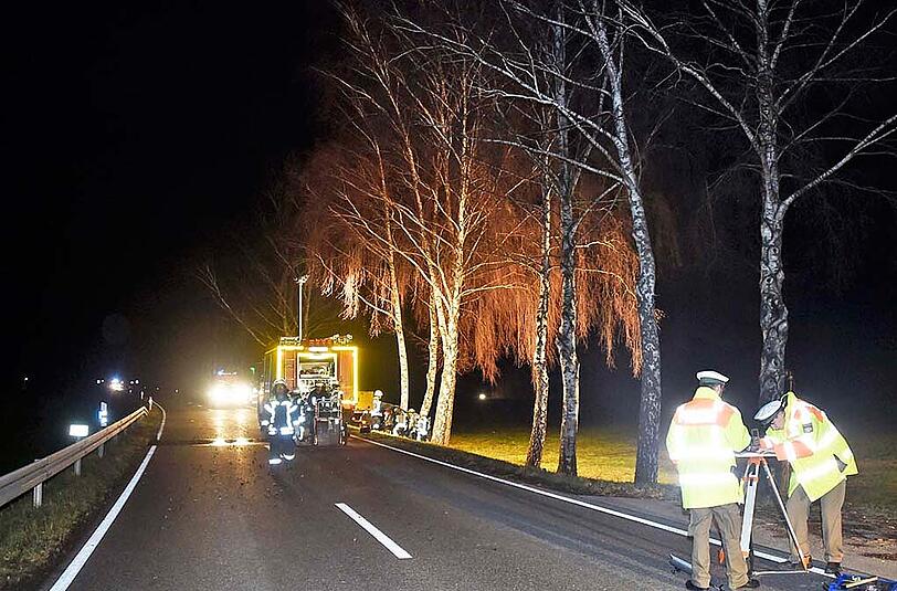 Ein Reh flog nach dem Zusammenstoß mit einem Wagen durch die Windschutzscheibe eines anderen Autos. Die Fahrerin wurde schwer verletzt und starb noch am selben Abend im Krankenhaus.