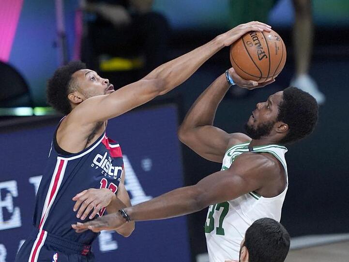 Jonathan Williams (l) von den Washington Wizards blockt einen Wurf von Semi Ojeleye von den Boston Celtics.