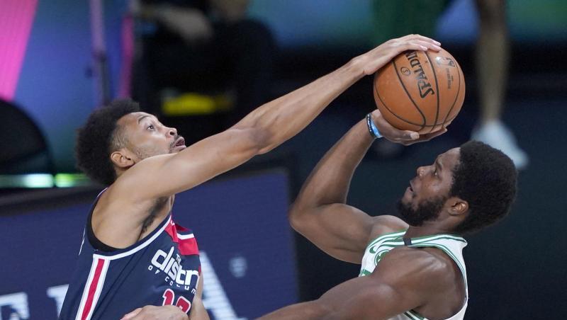 Jonathan Williams (l) von den Washington Wizards blockt einen Wurf von Semi Ojeleye von den Boston Celtics. Jonathan Williams (l) von den Washington Wizards blockt einen Wurf von Semi Ojeleye von den Boston Celtics.