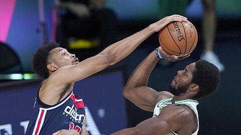 Jonathan Williams (l) von den Washington Wizards blockt einen Wurf von Semi Ojeleye von den Boston Celtics.